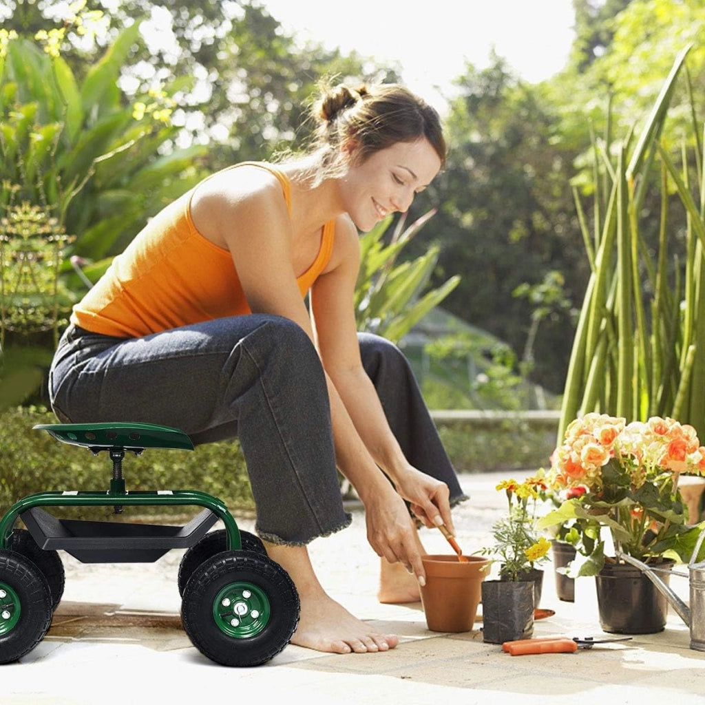 Sgabello per Giardinaggio con Ruote, Sedile da Giardino Regolabile in Altezza con Manico Estensibile, Cesto Portaoggetti, 2 Vassoi e 4 Ruote in Gomma (96,5 x 48,5 x 45,5-54,5 cm)