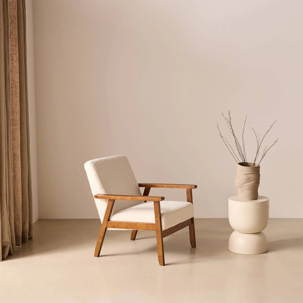 Poltrona scandinava bouclé in legno di hevea tinto noce chiaro, crema