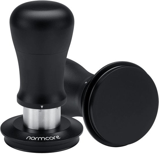 Tamponatore espresso Normcore V5 51mm, con meccanismo a molla, regolazione della pressione con 6 leve, base in acciaio inox livellato con rivestimento in titanio, manico in alluminio e standard in silicone