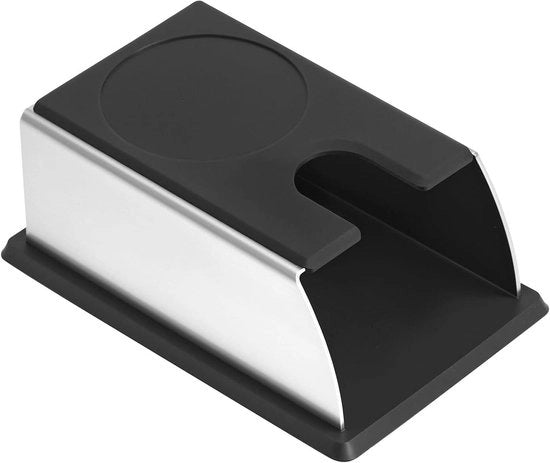 Stazione per preparazione espresso con accessori del barista in acciaio inossidabile e silicone.