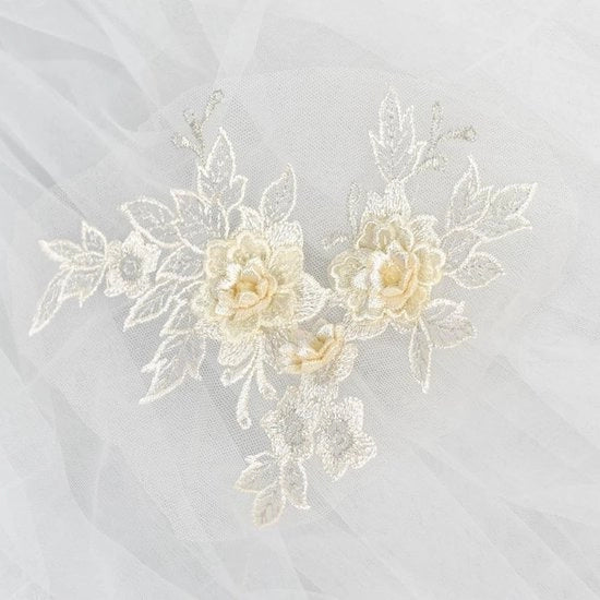 Applicazione di fiori in rilievo per la decorazione di stoffa - Lavorazione a maglia - Cordonature decorative