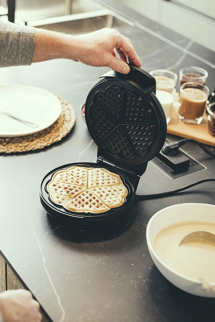 Severin macchina per waffel, con rivestimento antiaderente per waffle classici a forma di cuore, ferro per waffle a forma di cuore salvaspazio, potenza 1.300 w, nero/acciaio inox, wa 2103