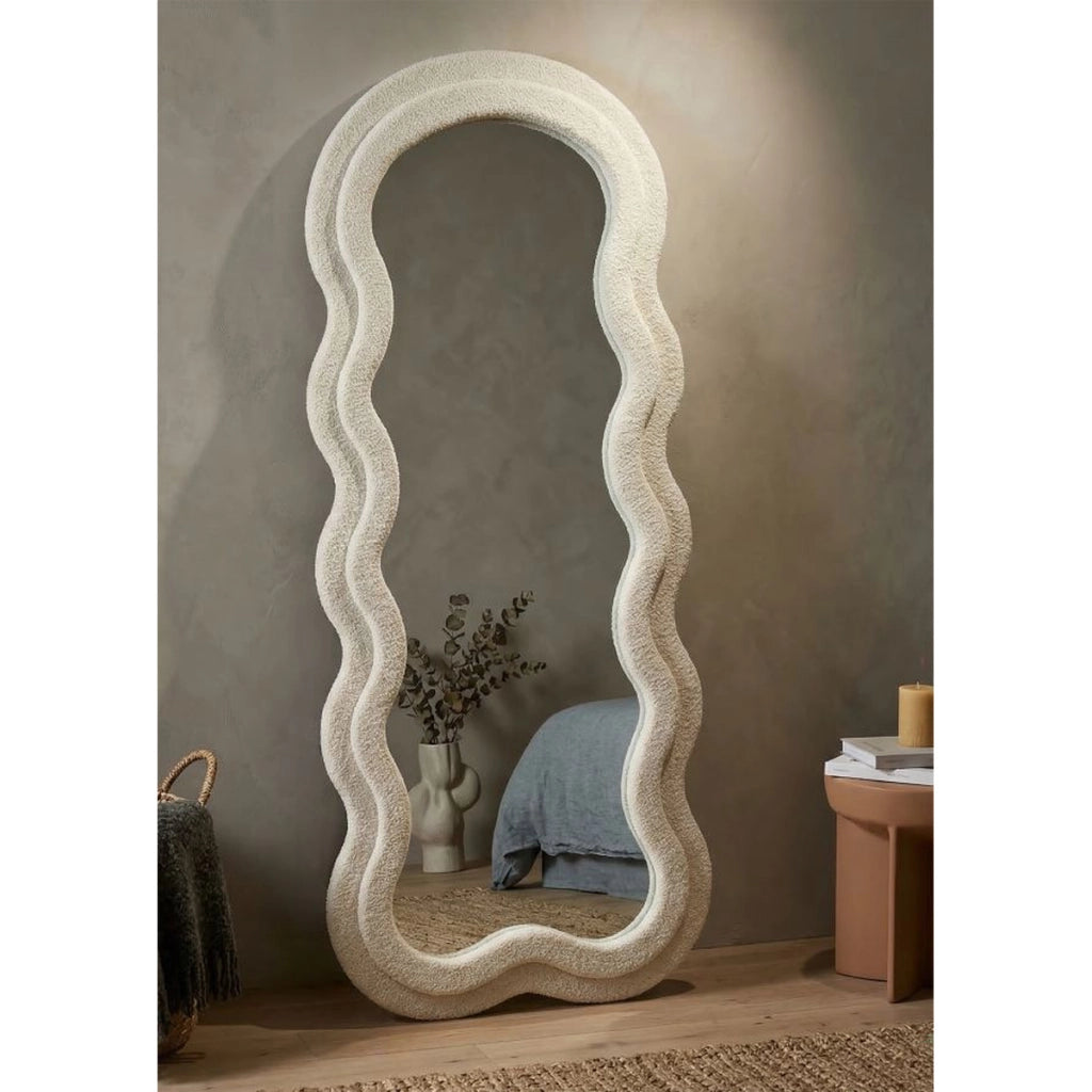 Specchio da parete Teddy wavy in bouclé crema 67x166 cm
