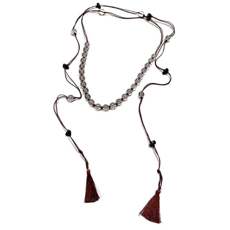 Collana con nappa in corda intrecciata e perline trasparenti a blocchi di colore
